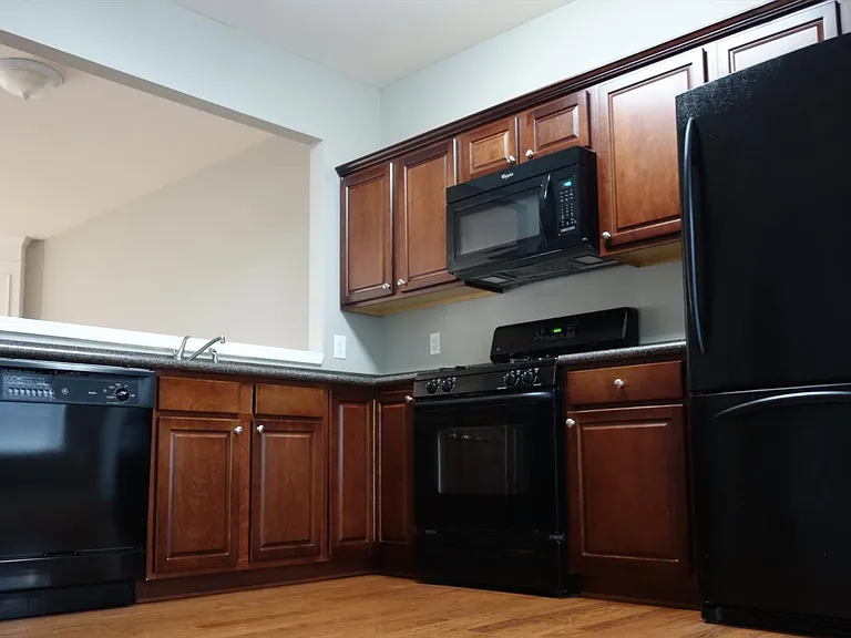 1390 Thornborough Dr — Photo 10