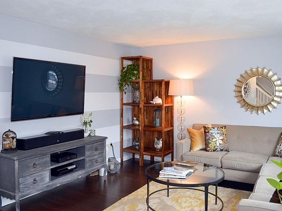 3rd image of 42 Queensboro Ct