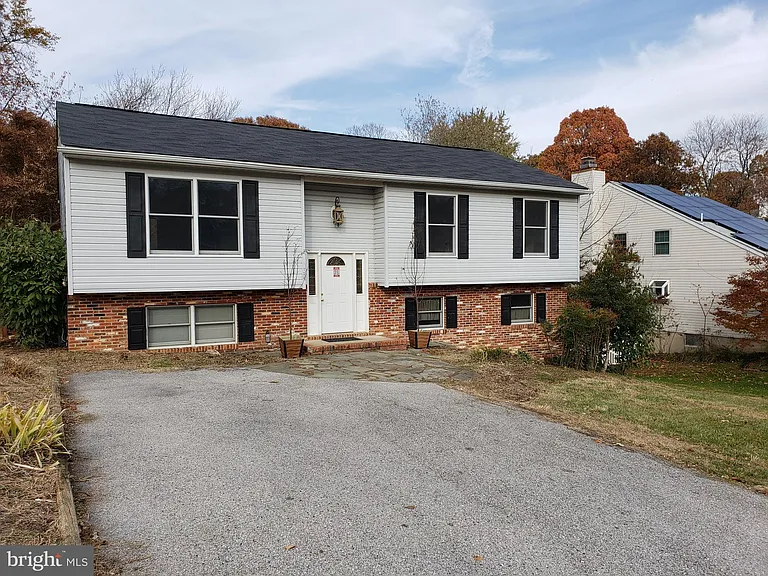 724 Hillcrest Dr — Photo 2