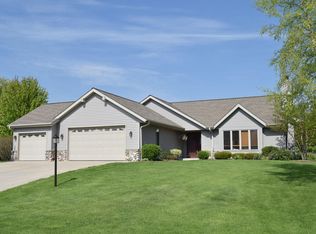 W146N6161 Wigwam Dr, Menomonee Falls, WI 53051