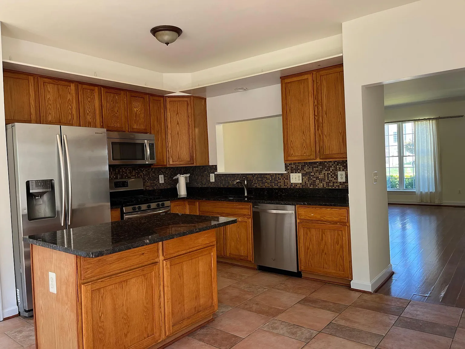 3 bed, 1716 sqft, $2,850 — Photo 2