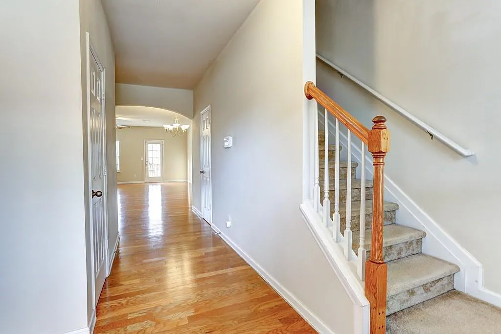 3 bed, 2.5 bath, 1596 sqft, $2,399 — Photo 2