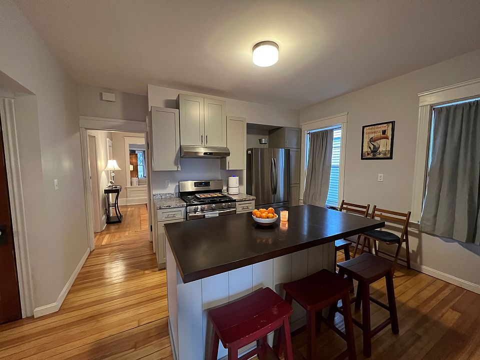 2nd image of 464 Eaton St