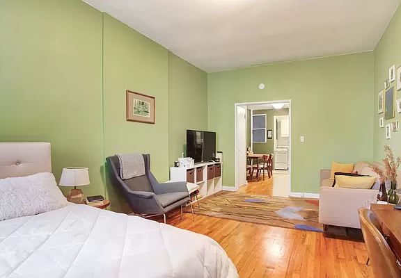 3rd image of 215 E 89th St #2BB
