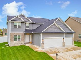 817 Agnes St, Washington, IL 61571