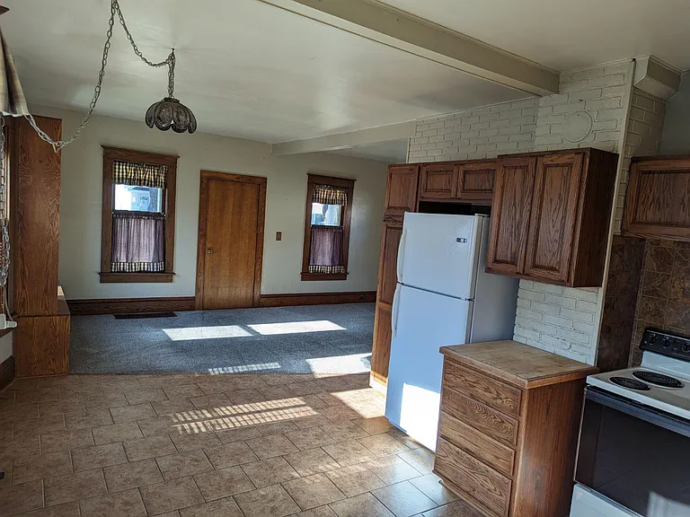 1120 S Lawe St — Photo 3