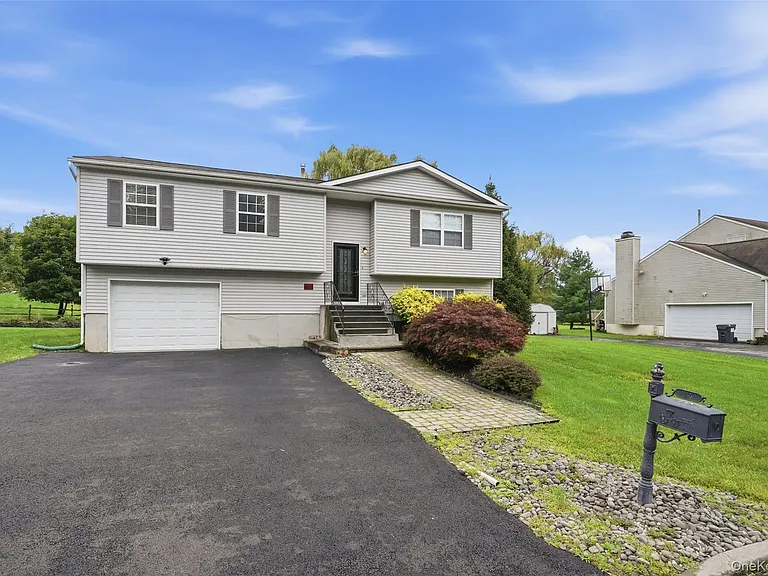17 Watkins Dr — Photo 3