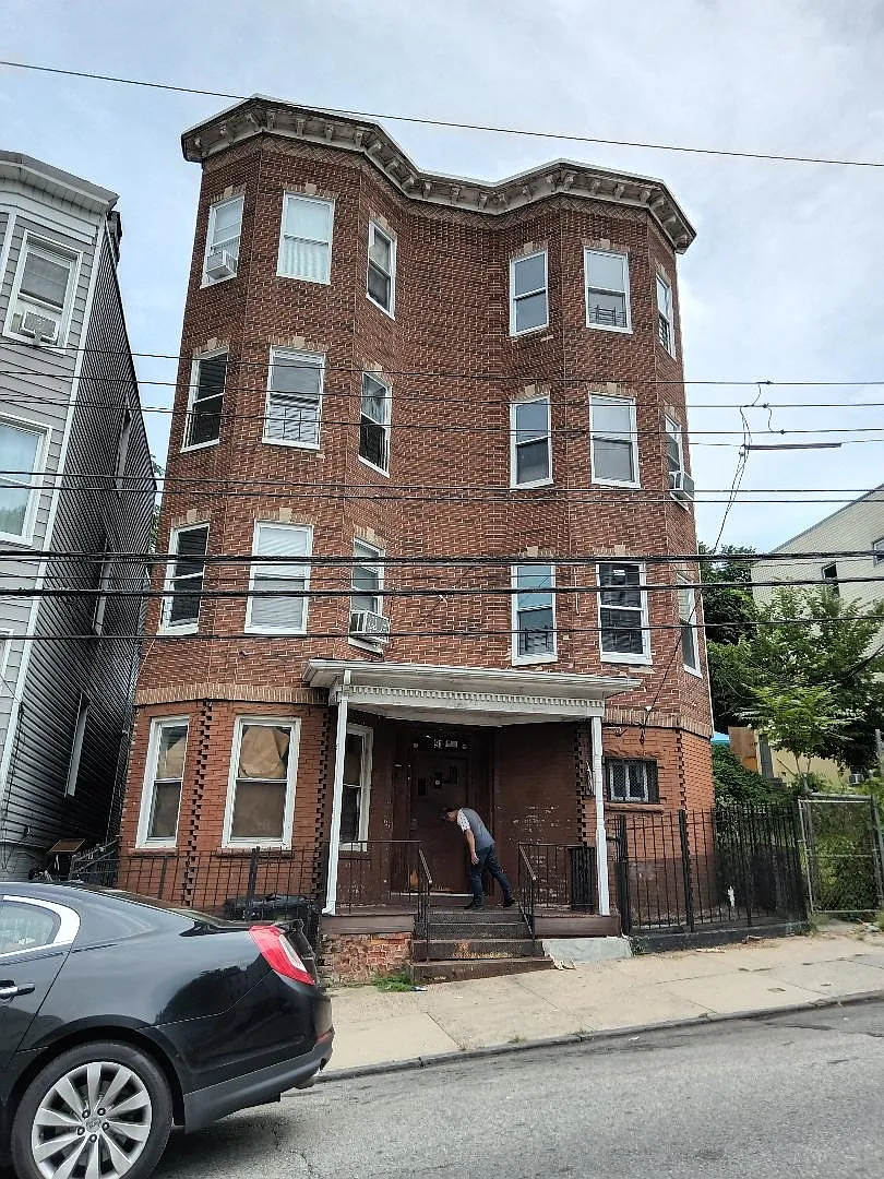 4 bed, $2,900 — Photo 2