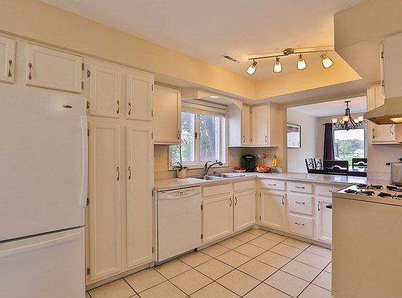 2nd image of 130 Plum Creek Dr