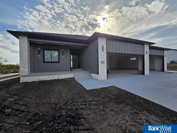 8009 Kallum Dr, Lincoln, NE 68516
