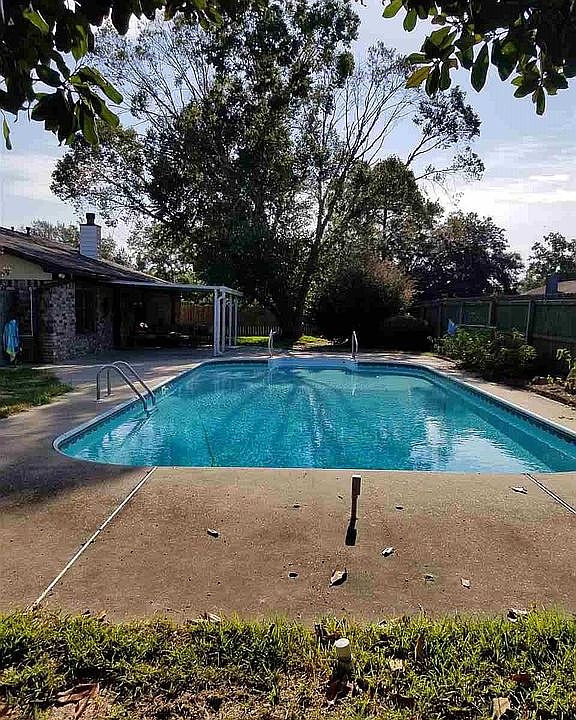 2nd image of 1221 Brook Bend Rd