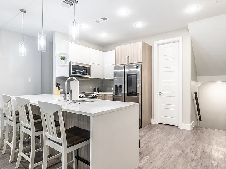 1112 Galveston Ave #4 — Photo 9