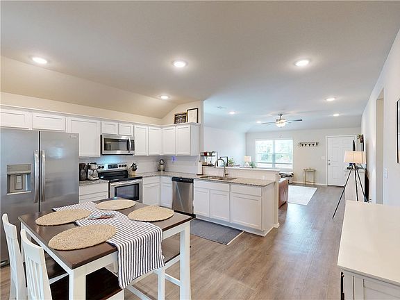 4th image of 1066 E Sparrow Cir