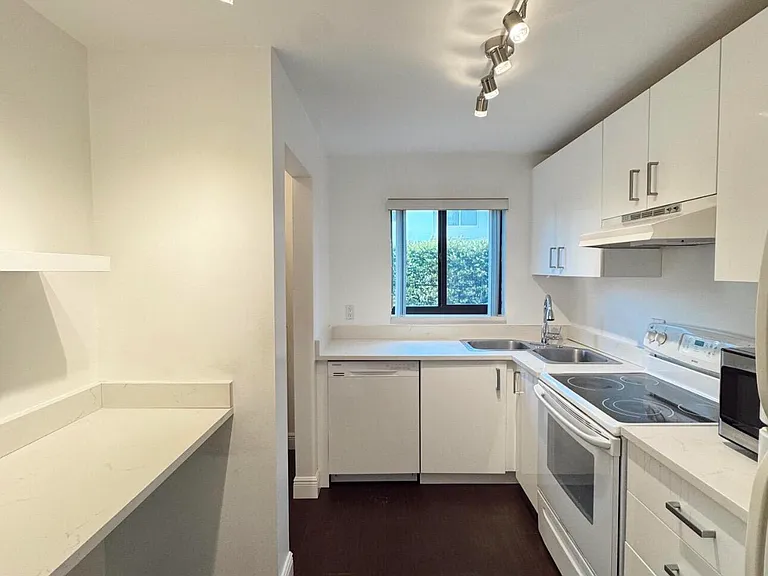 50 SE 12th St #1670 — Photo 4