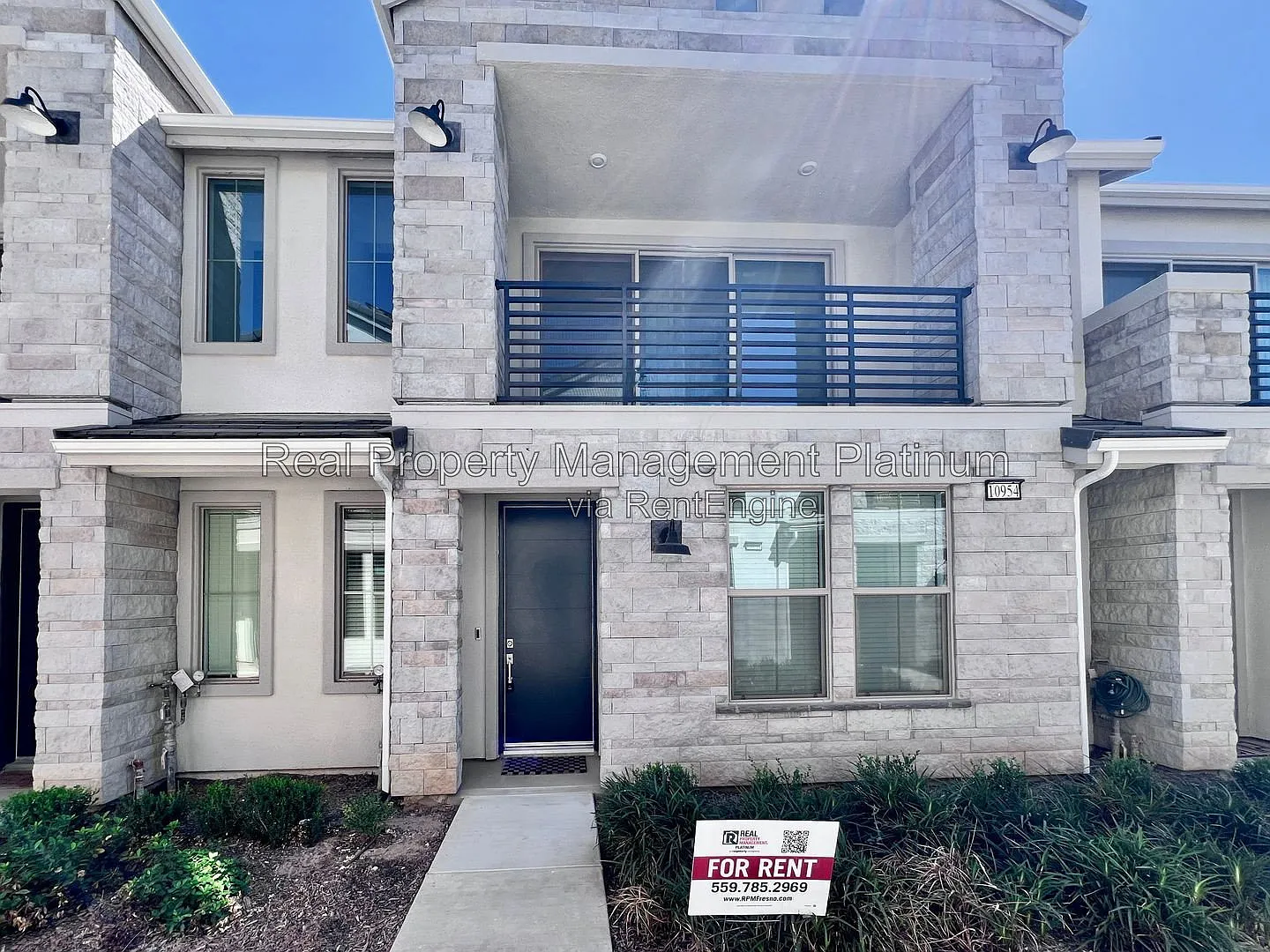3 bed, 2.0 bath, 1383 sqft, $2,495 — Photo 2