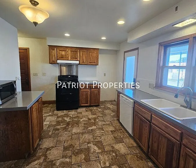 603 1/2 N Superior Ave — Photo 29