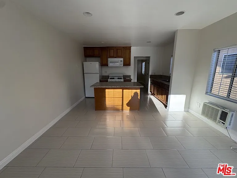 315 N Coronado St — Photo 5