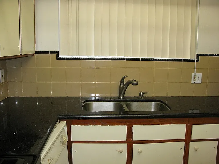 2905 Montrose Ave #214 — Photo 6