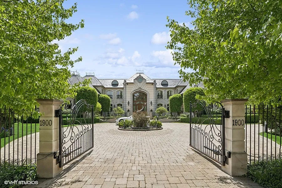 1900 Winnetka Ave photo 1