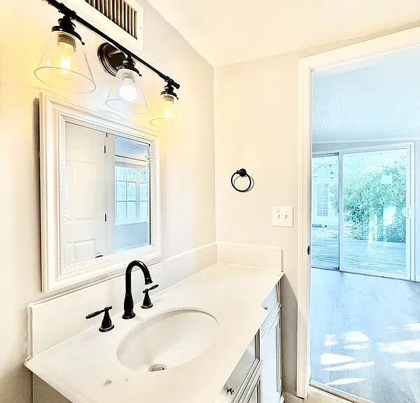 713 Smith St — Photo 46