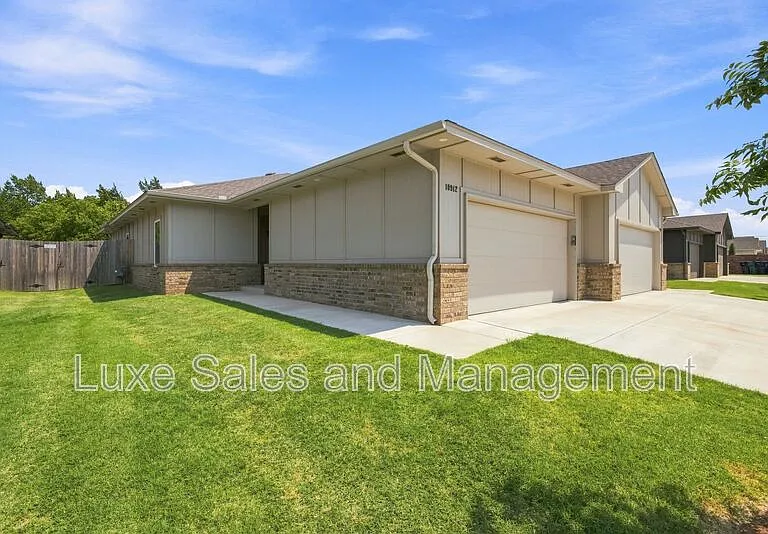 10912 Oak Hollow Dr — Photo 1
