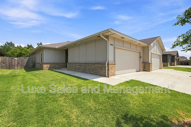 1st image of 10912 Oak Hollow Dr