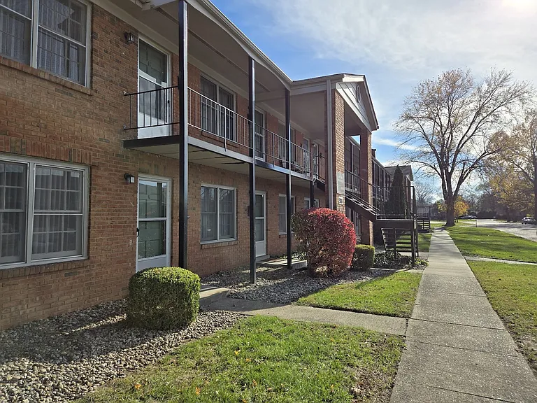 Bon Air Apartments — Photo 11
