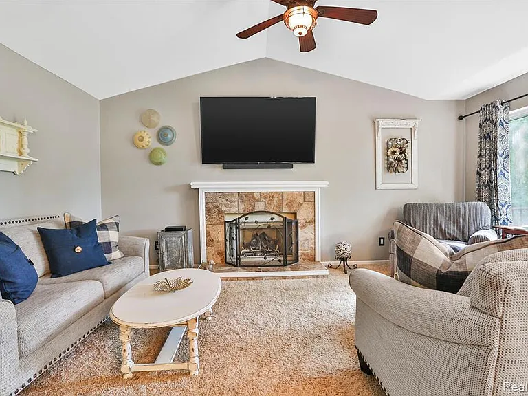 3288 Hickory Dr — Photo 5