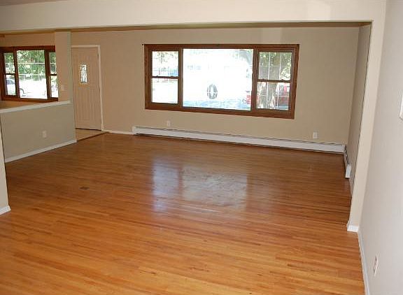 3rd image of 916 Viceroy Dr NE