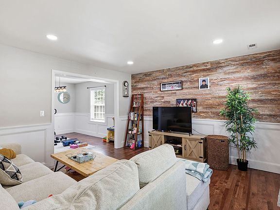 3rd image of 10106 S Fulton Dr