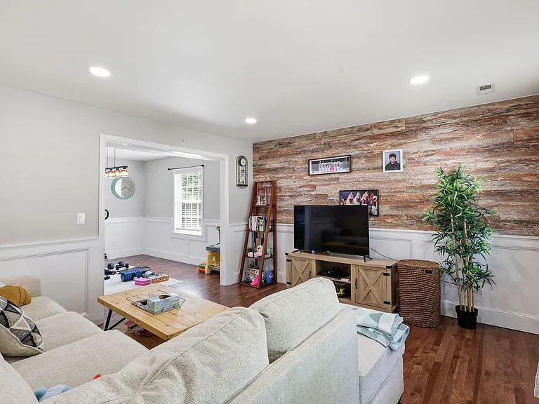 10106 S Fulton Dr — Photo 3