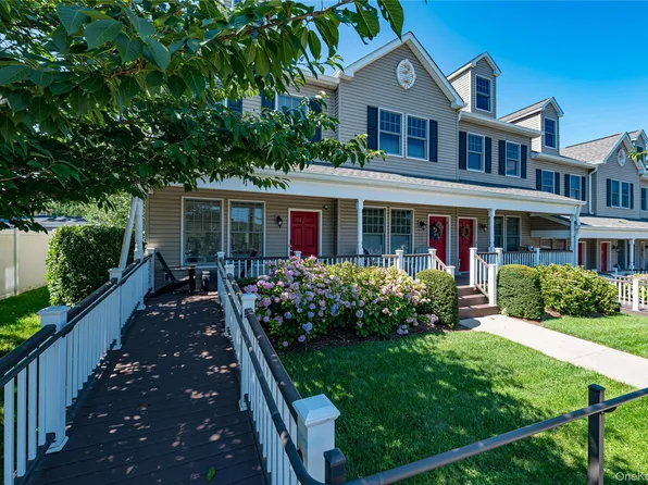 7 Nathan Hale Dr APT A, Huntington, NY 11743