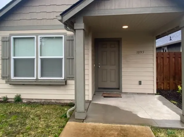 1095 N Pacific Hwy #99, Cottage Grove, OR 97424