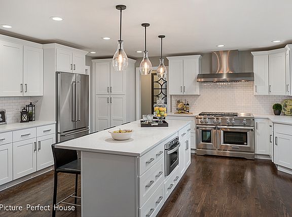 3rd image of 4060 Broadmoor Cir
