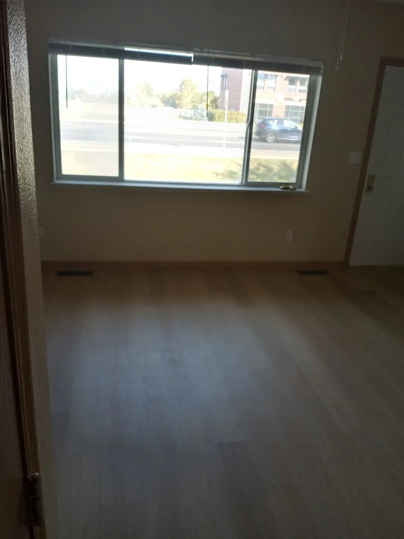 Building Photo - Oak Street Town Homes