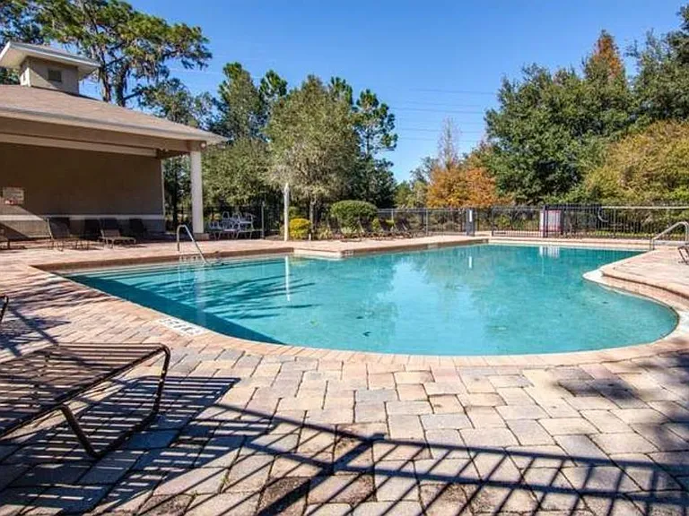 community pool 1min walk