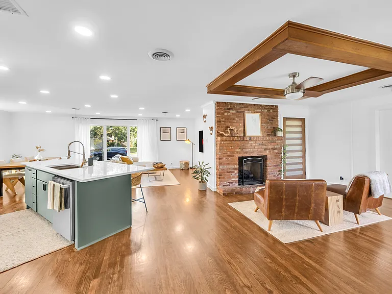 403 S Lois Ln — Photo 14