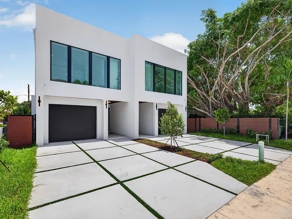 704 SW 9th St