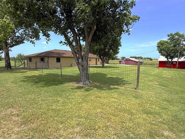 10150 FM 619 — Photo 28