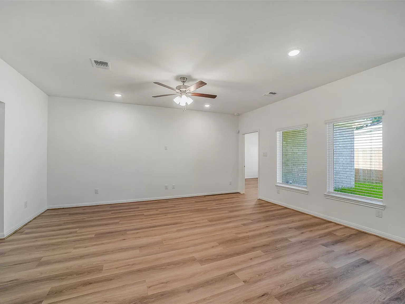 4 bed, 3.0 bath, 1886 sqft, $2,250 — Photo 4