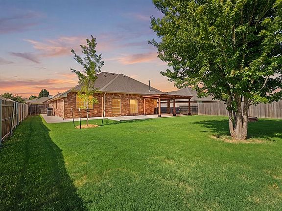 5th image of 840 Carol Ann Pl