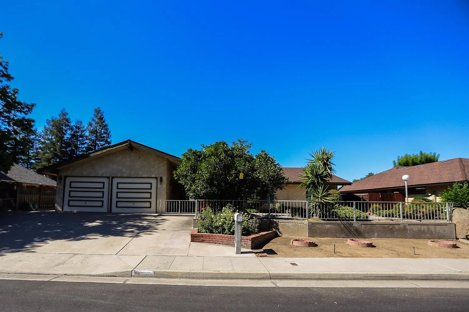 747 W Escalon Ave photo 1