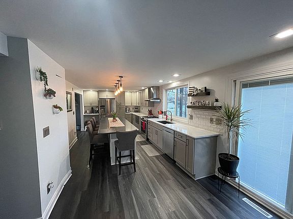 4th image of 7 Crownland Cir