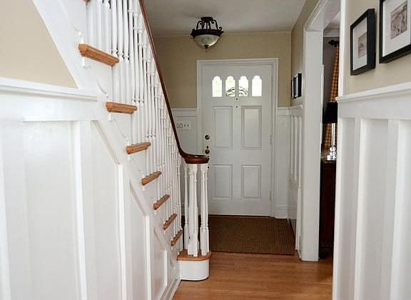 Elegant foyer w/ white woodwork & hardwood floors