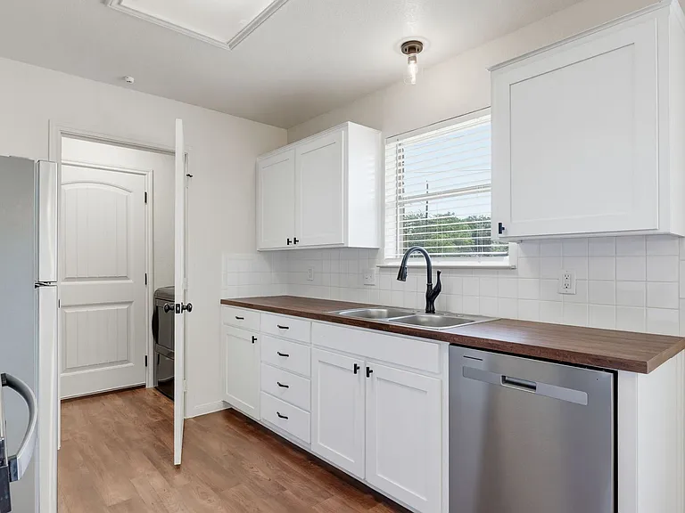 108 E Reagan Ave — Photo 6
