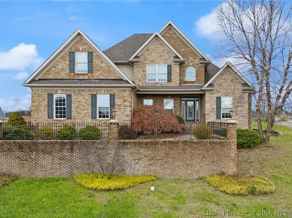 3028 Crystal Lake Dr, Jeffersonville, IN 47130