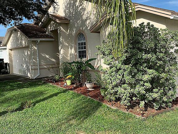 3rd image of 370 Lake Daisy Cir