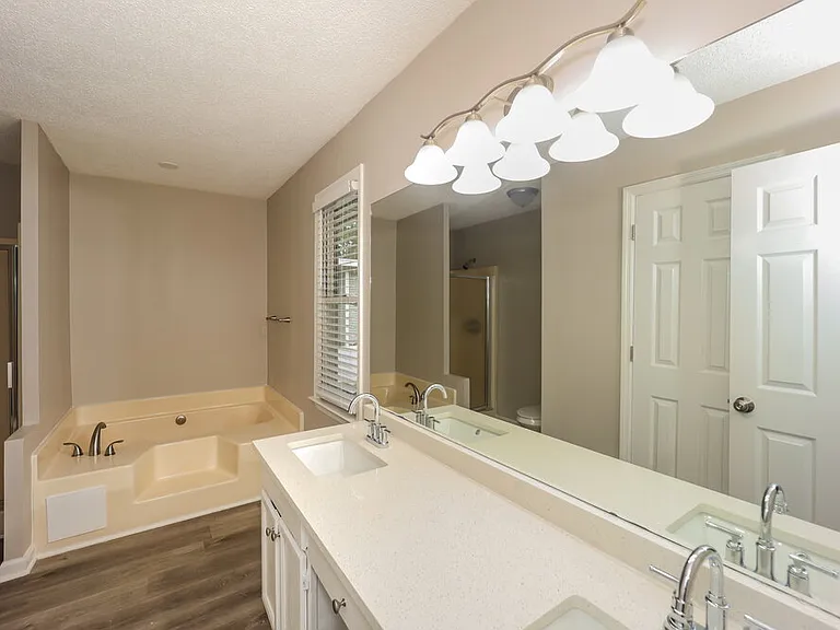 1604 Carriage Hills Dr — Photo 12