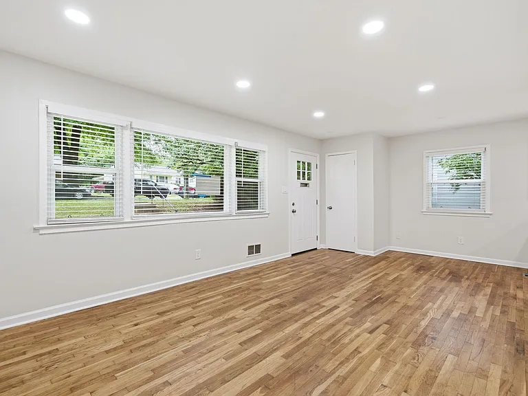 18 Grandin Cir — Photo 3