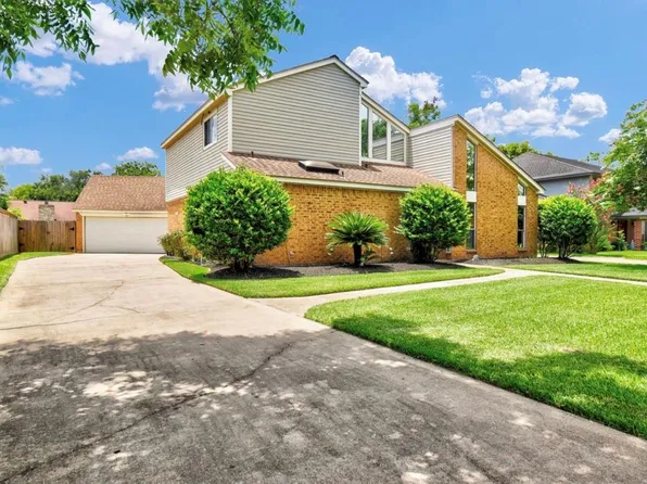 221 Wedgewood St, Lake Jackson, TX 77566
